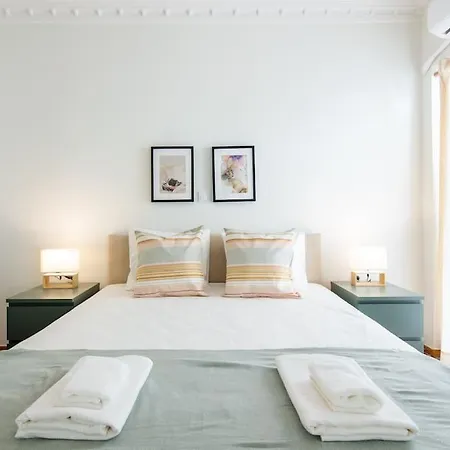 Sunlit Retreat 2-bed Apartment Athens