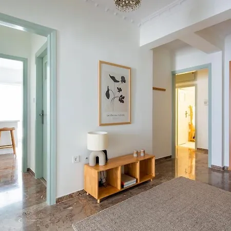 Sunlit Retreat 2-bed Apartment Athens