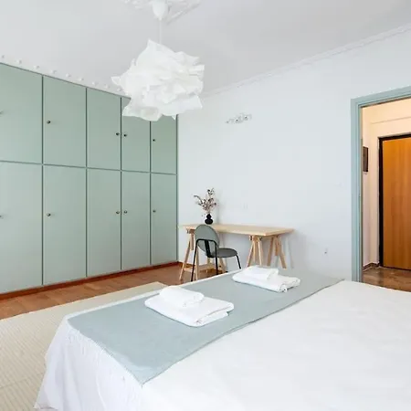 Sunlit Retreat 2-bed Apartment Athens